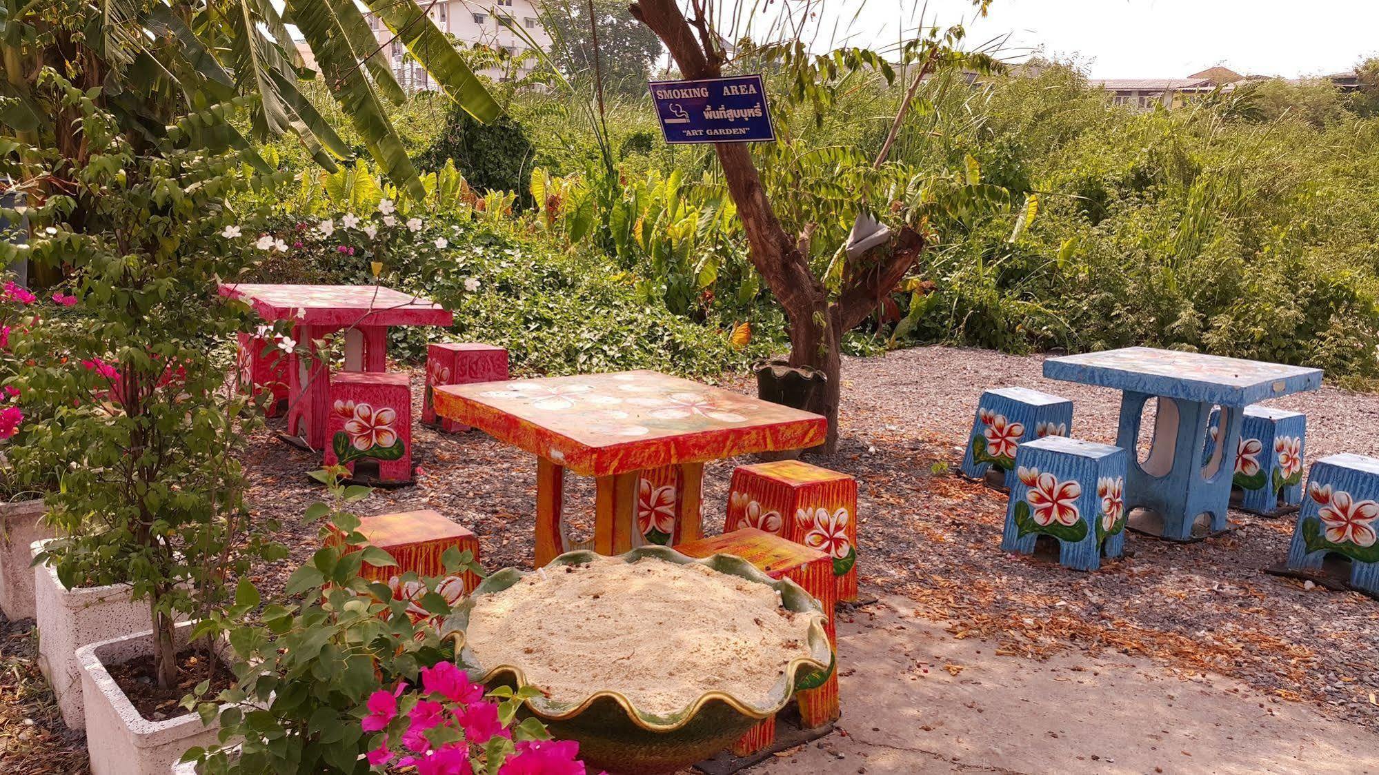 Suansin Art Garden Aparthotel Ban Lat Krachaeng Exteriör bild